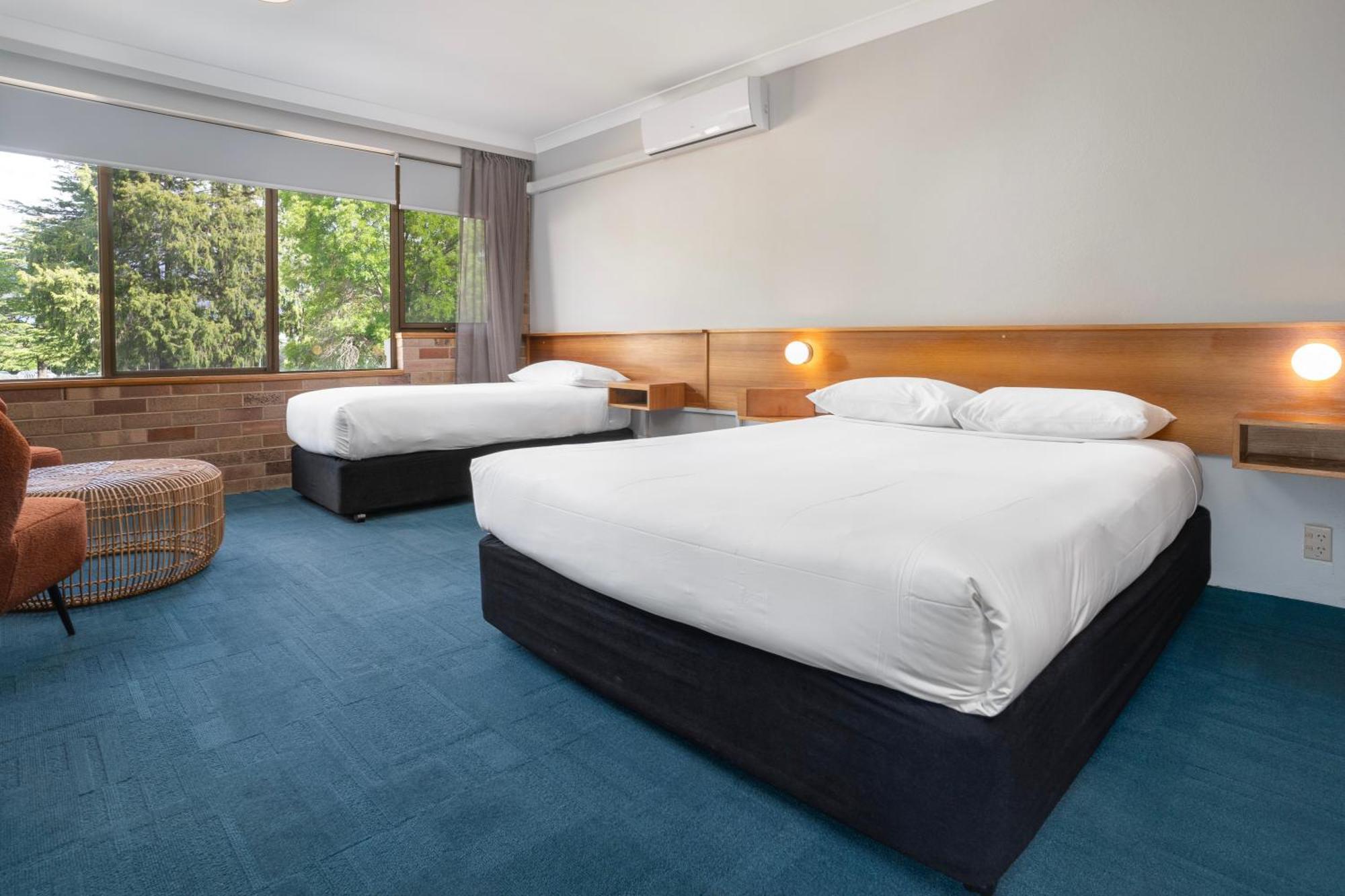All Seasons Motel Армидейл Экстерьер фото